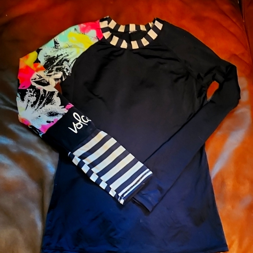 VOLCOM Rashguard top Long Sleeved- Women's XXS/Girls XL